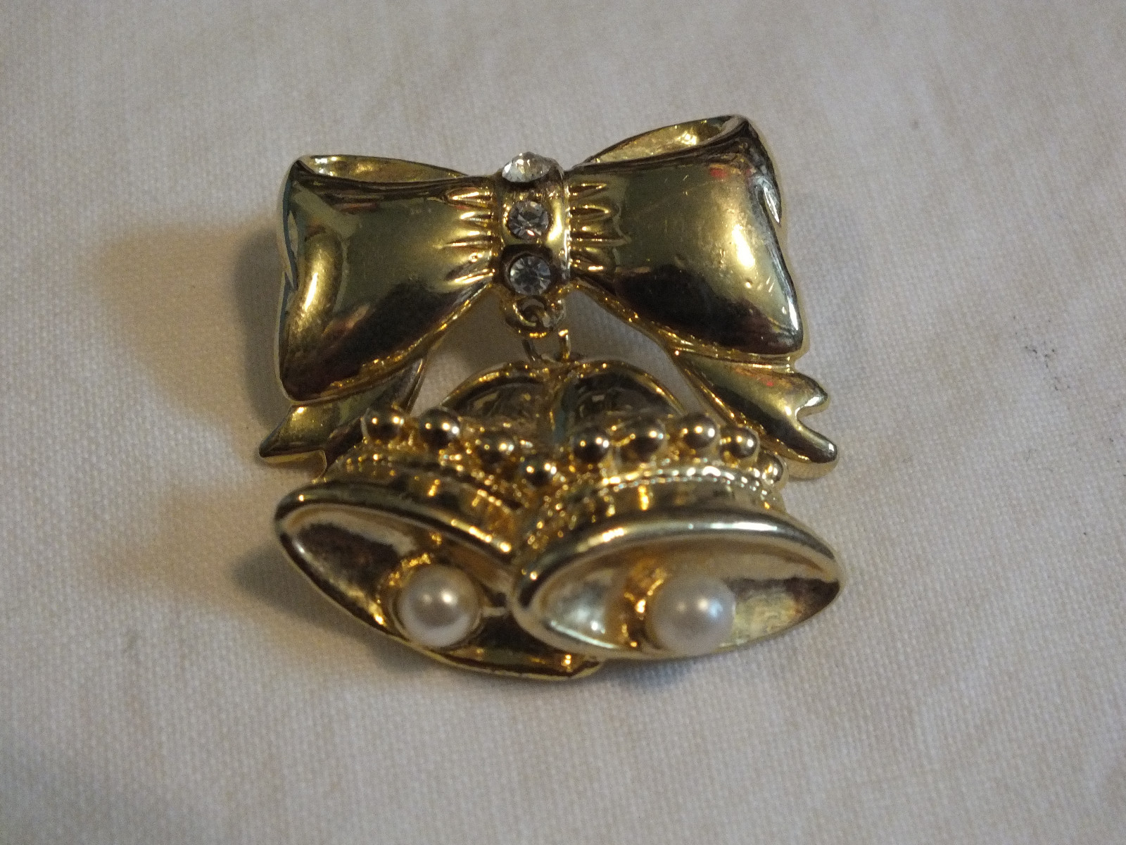 Holiday Brooch Pin Gold Tone Bow Dangling Bells Clear Rhinestones Faux Pearls