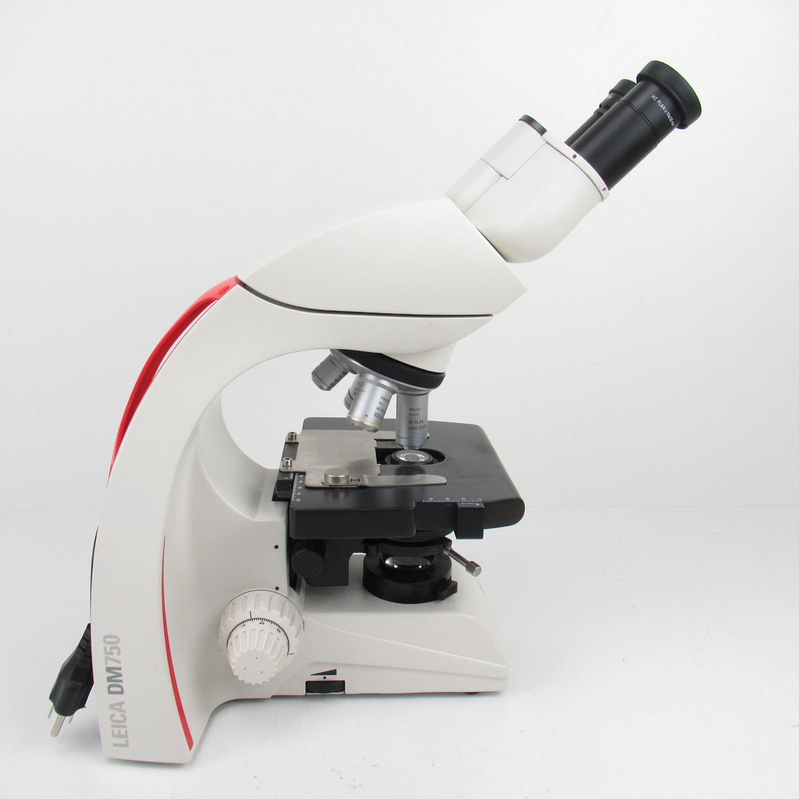 LEICA DM750 BINOCULAR MICROSCOPE W/ OBJETIVE SET & 10X EYEPIECES