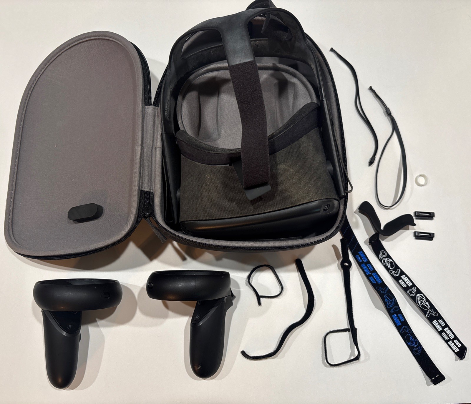 Oculus Quest VR Headset Black *UNTESTED, PARTS/REPAIR* w/ Controllers and Parts