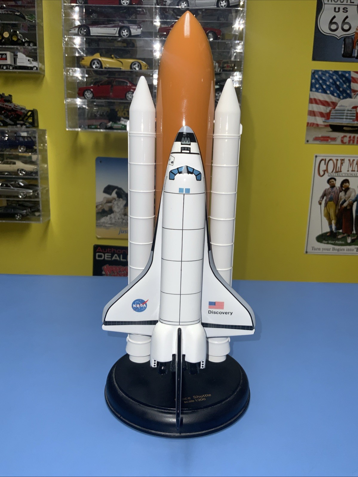 Toys & Models Corporation NASA Space Shuttle Discovery 1:200