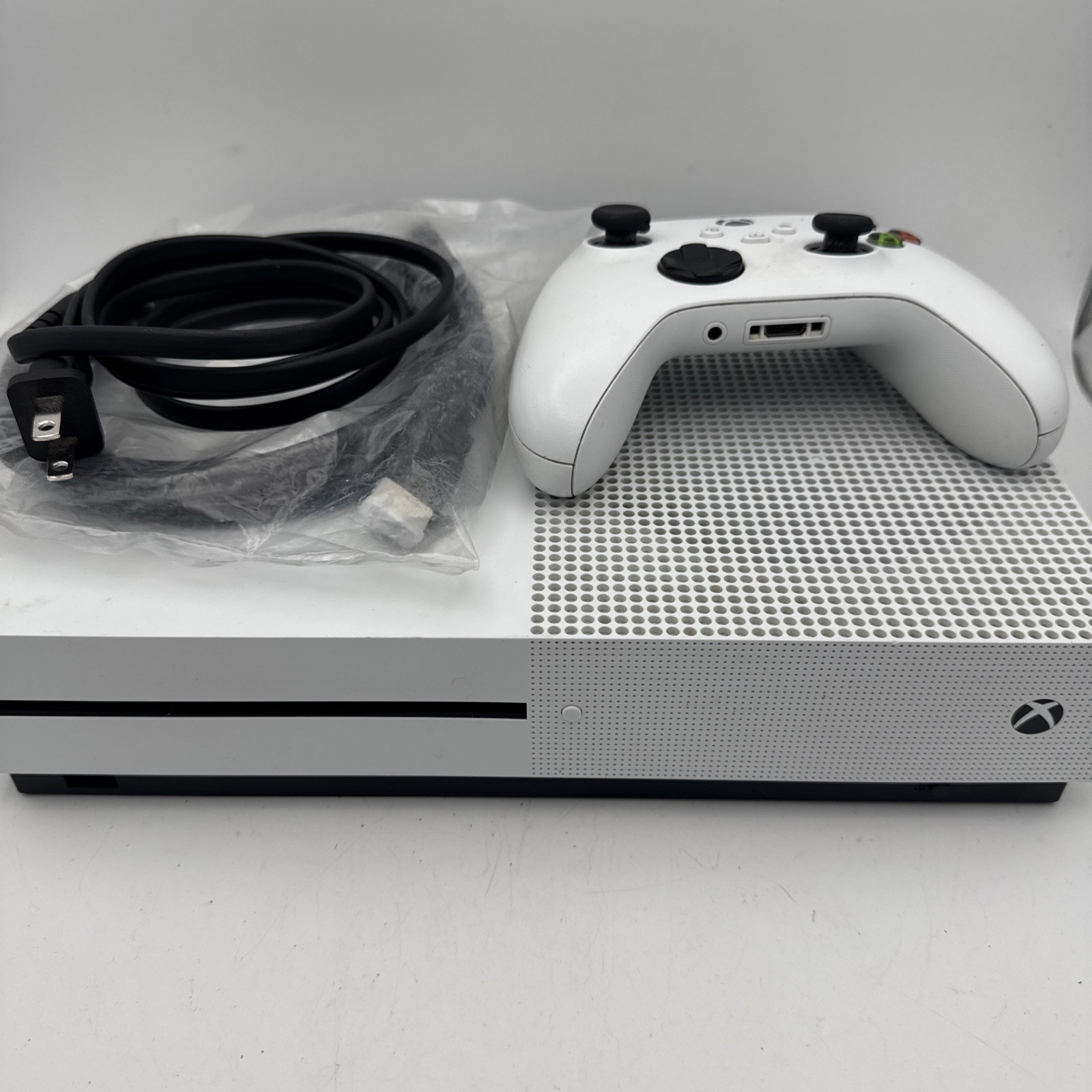 XBOX ONE S 1TB CONSOLE 1681 WITH 1 CONTROLLER & CABLES - TESTED (WBP018149)