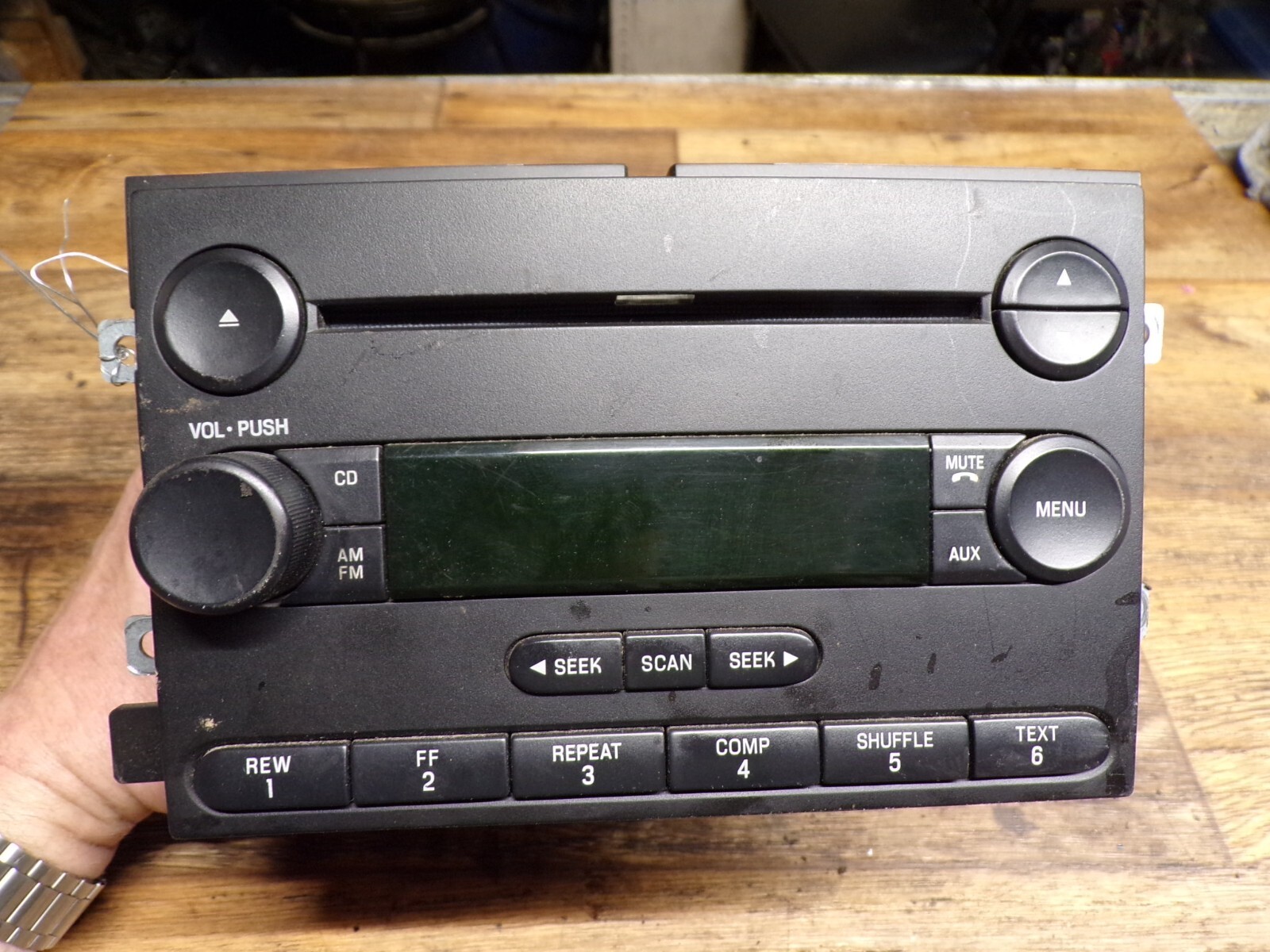 05 FORD FREESTYLE 500 MUSTANG RADIO AM-FM STEREO CD PLAYER ID 5F9T-18C869-AG