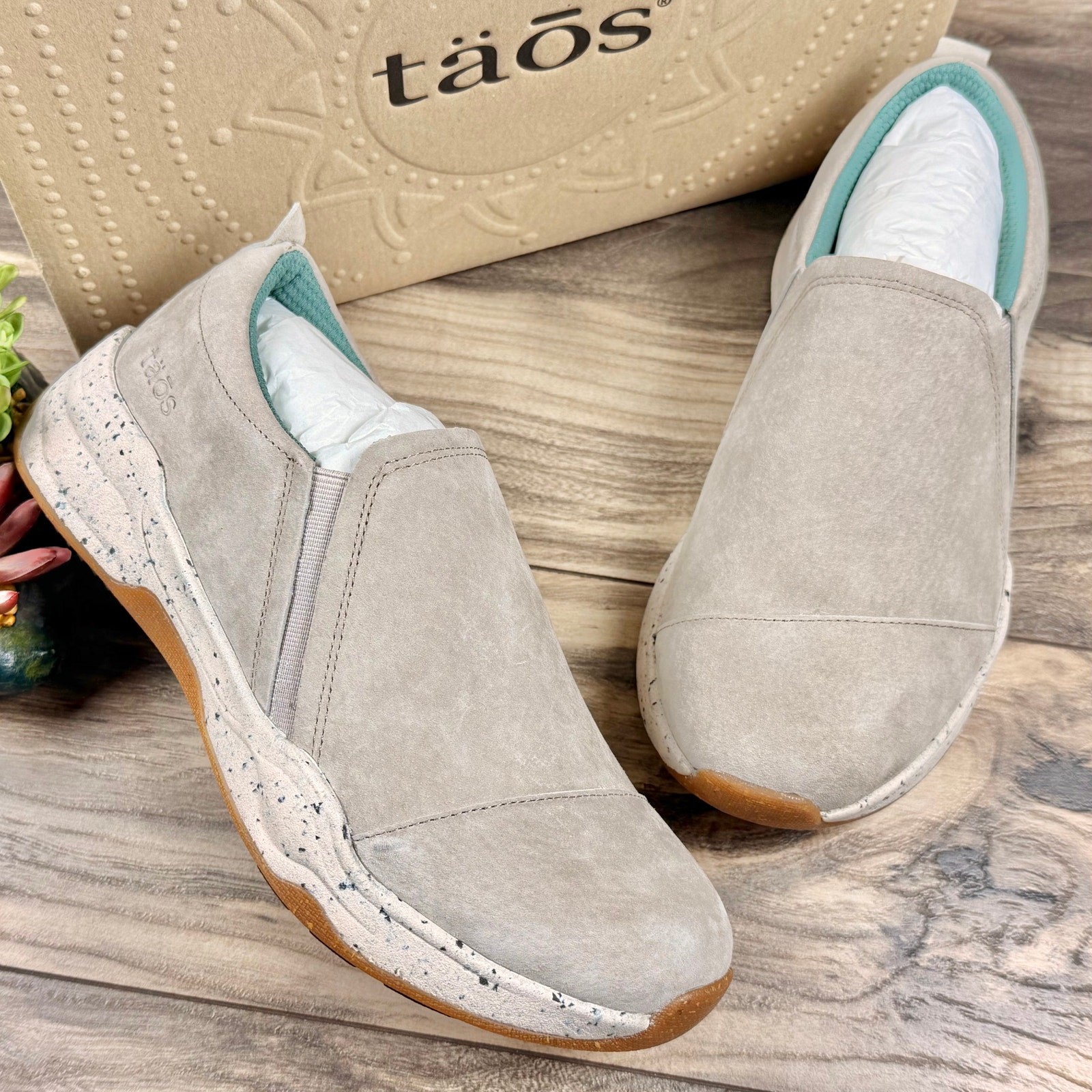 NIB Taos Super Step In 8.5M Slip On Comfort Shoes Casual Sneakers Cement Nubuck