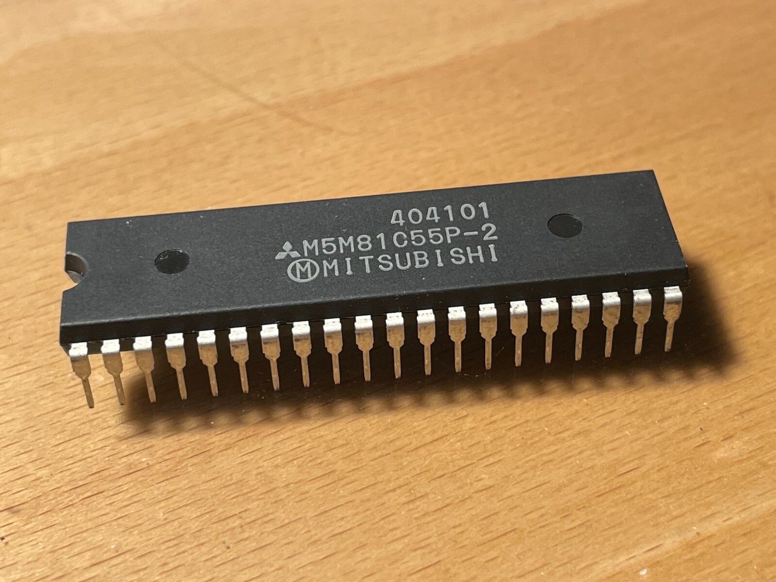 M5M81C55P-2 -  256Kbit Static Ram w/ I/O port and Timer DIP40.