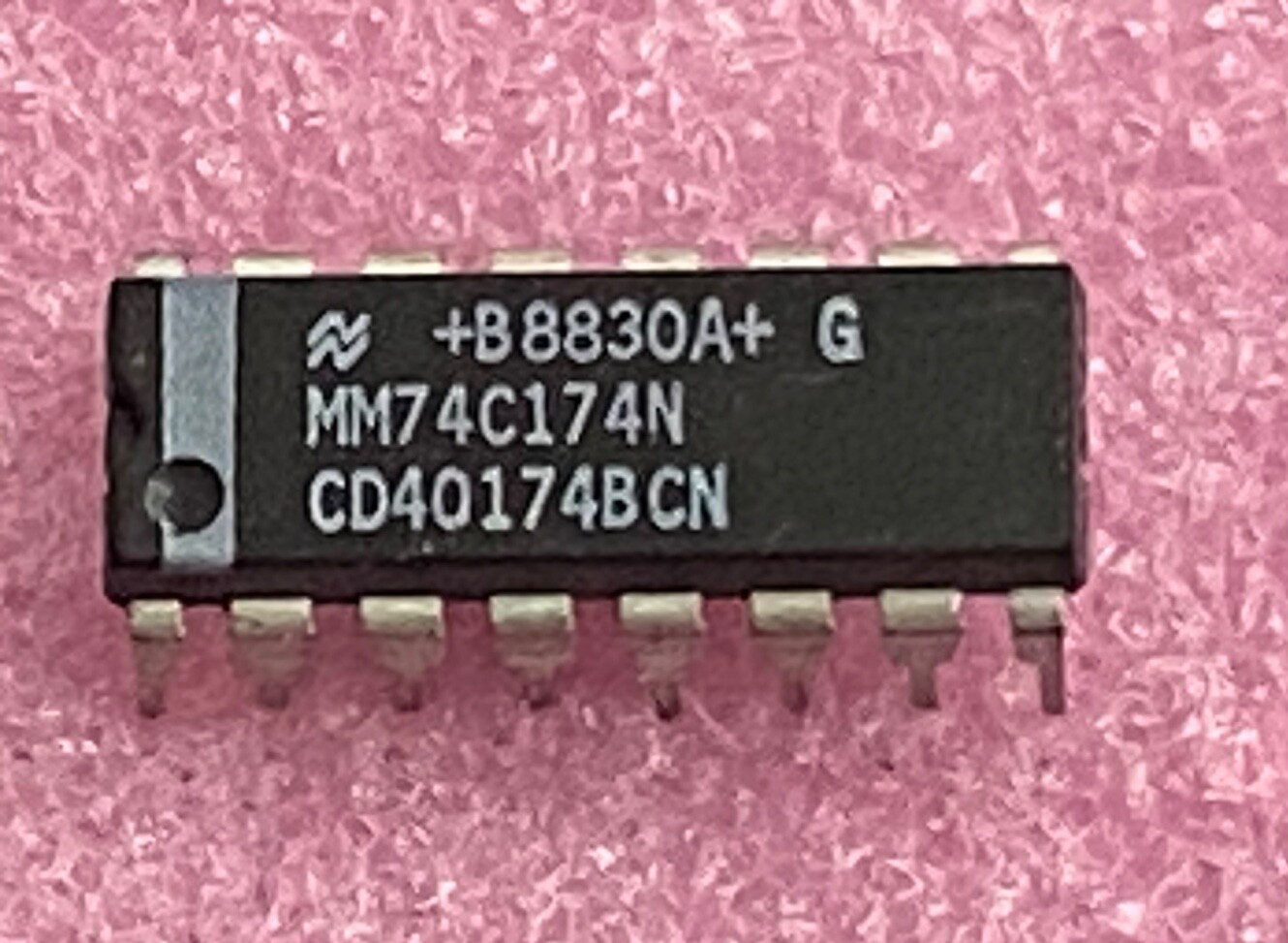 National MM74C174N/CD40174BCN D-type flip-flop w/set & reset Integrated Circuit