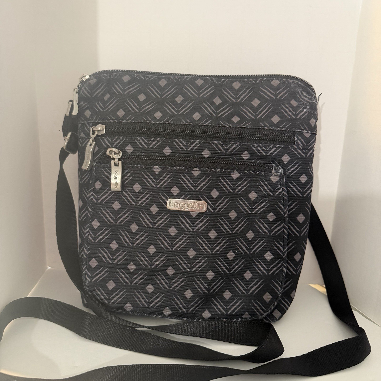 Baggallini Cross Over Crossbody Bag Purse Black Diamond Print