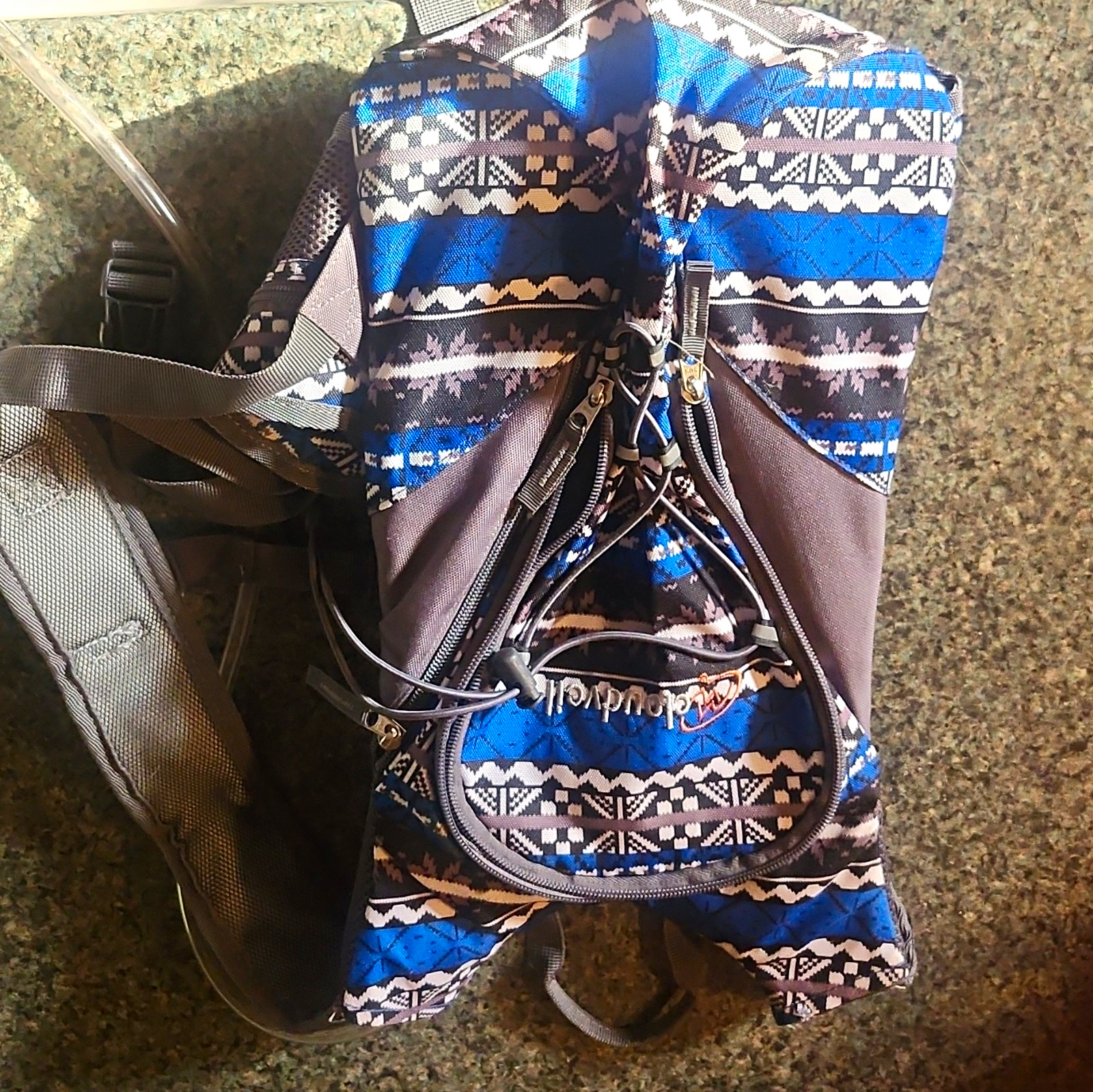 Cloudveil 2L Hydration Backpack w/Unique Blue/Gray Pattern,2 Zip Waist Pockets