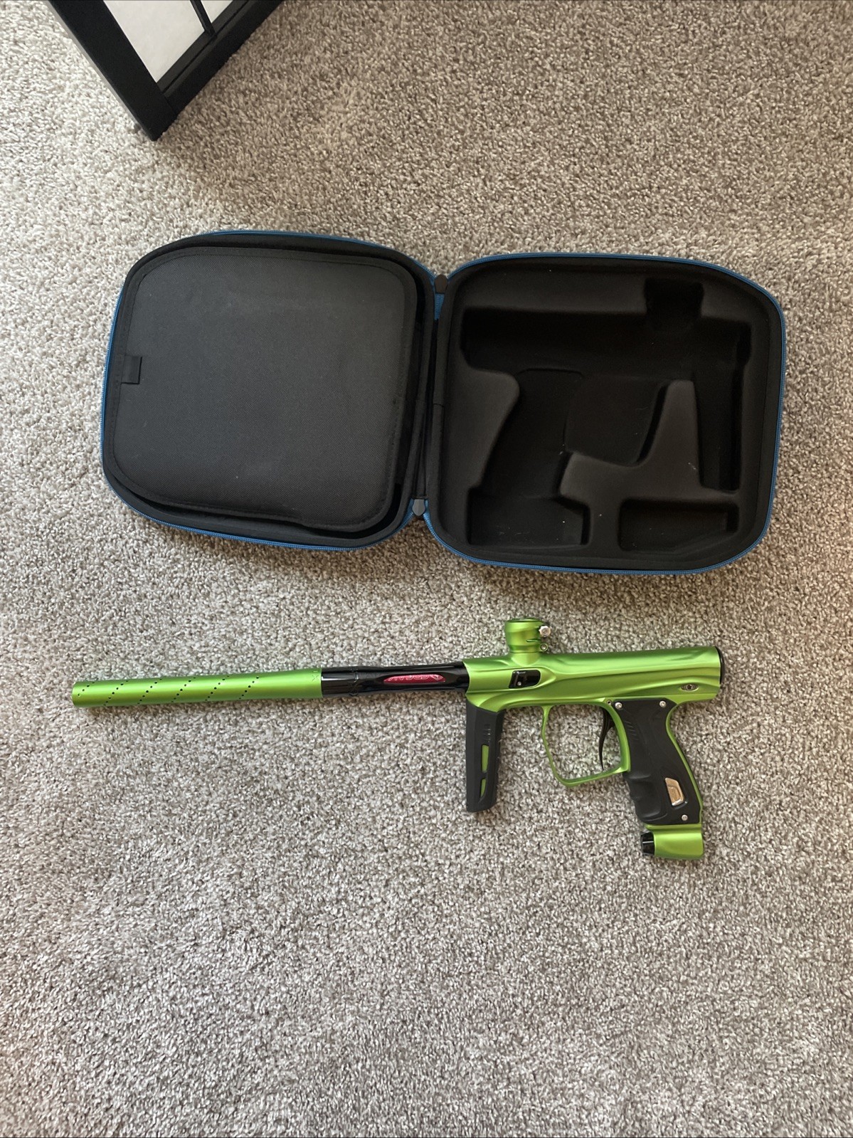 Shocker XLS Paintball Marker Gun with Case Green/Black