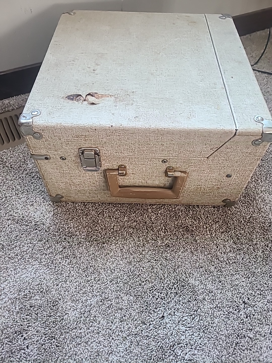 Newcomb Solid State Portable Suitcase Record Player EDT-15M