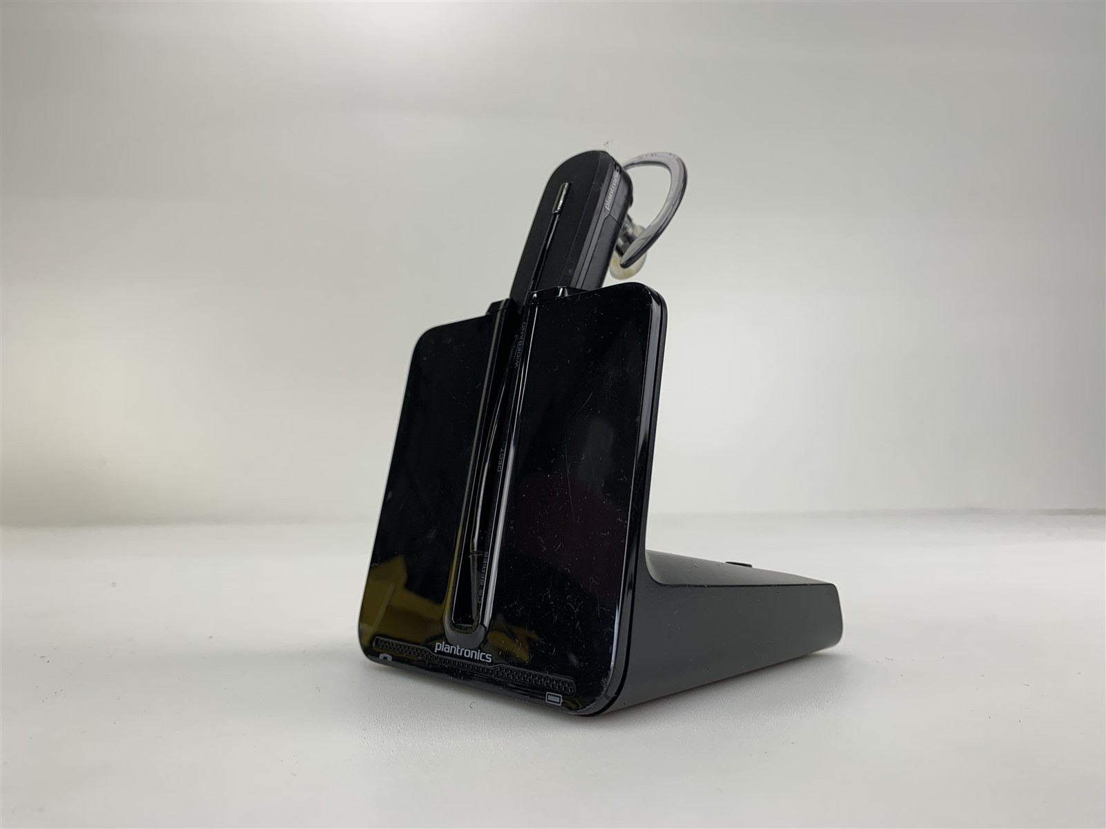 Plantronics C540 Wireless Headset with Ear Loop and C054 Charging Base