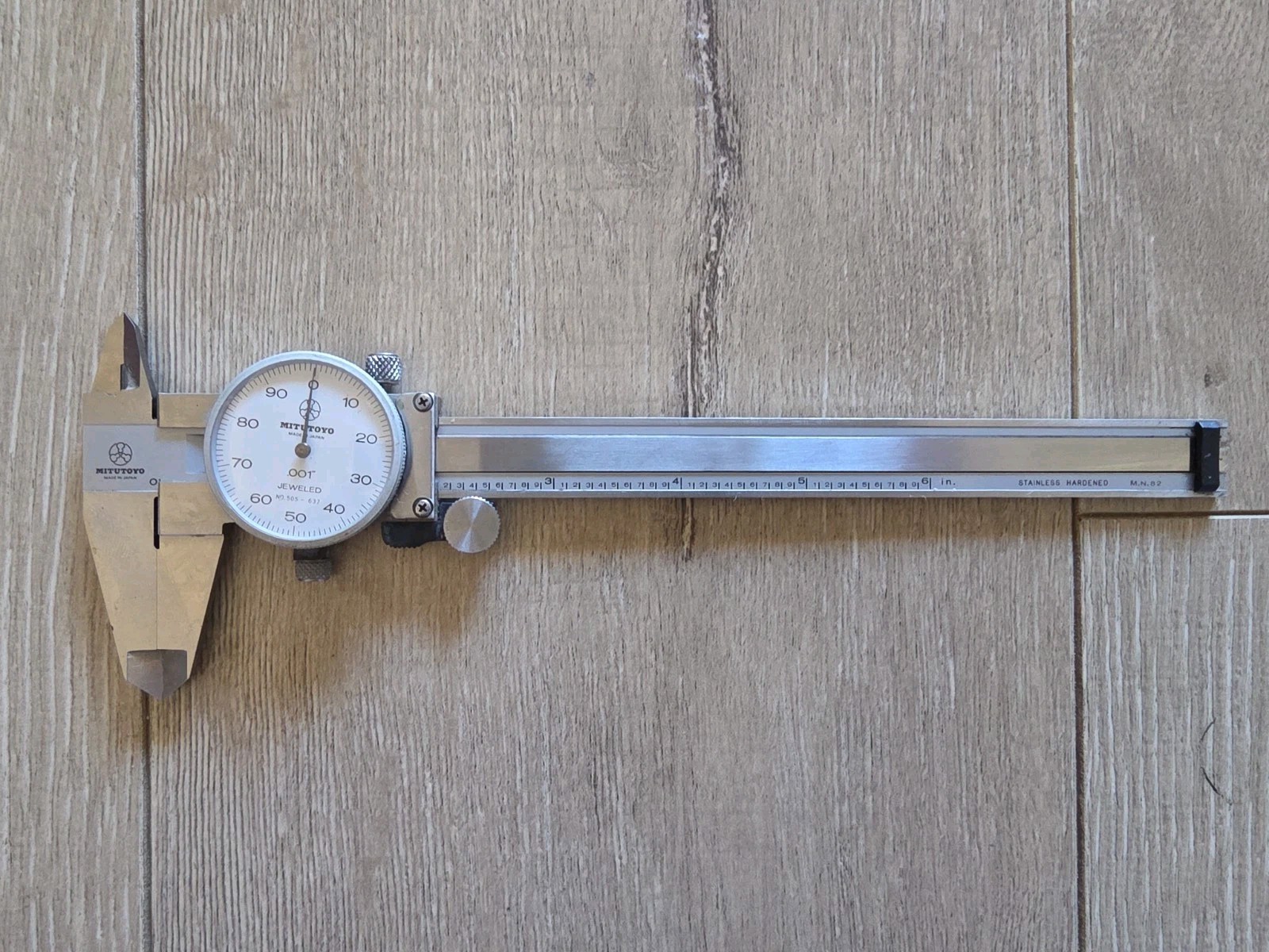 Mitutoyo Dial Caliper 0-6 in 0.001 in Accuracy Jeweled 505-637 White Dial