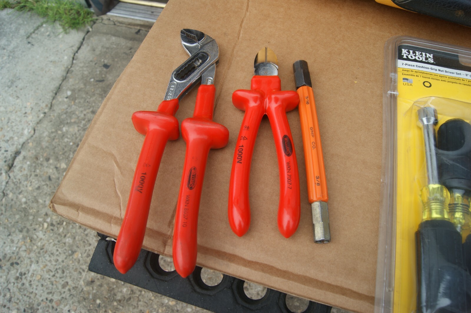 KLEIN TOOLS FOR ELECTRICIAN WITH HARD YELLOW CASE