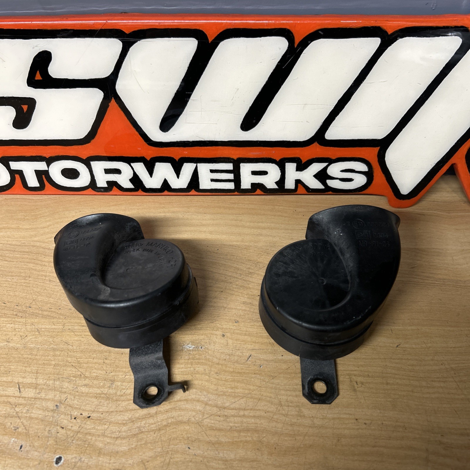 2002-2010 Lexus SC430 Horn Set Pair High & Low Pitch Note Horns 86520-24050 OEM