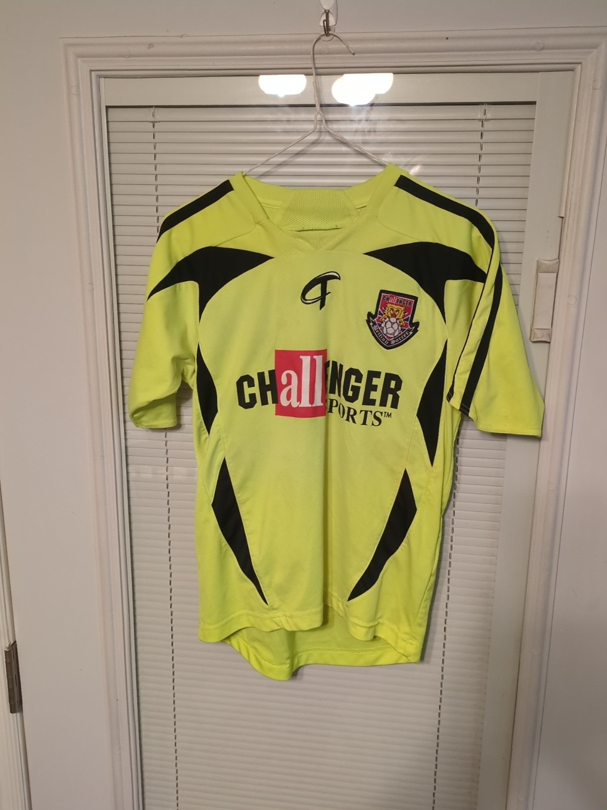 Challenger Youth Large British Soccer Yellow/Black Jersey Futbol FIFA___100