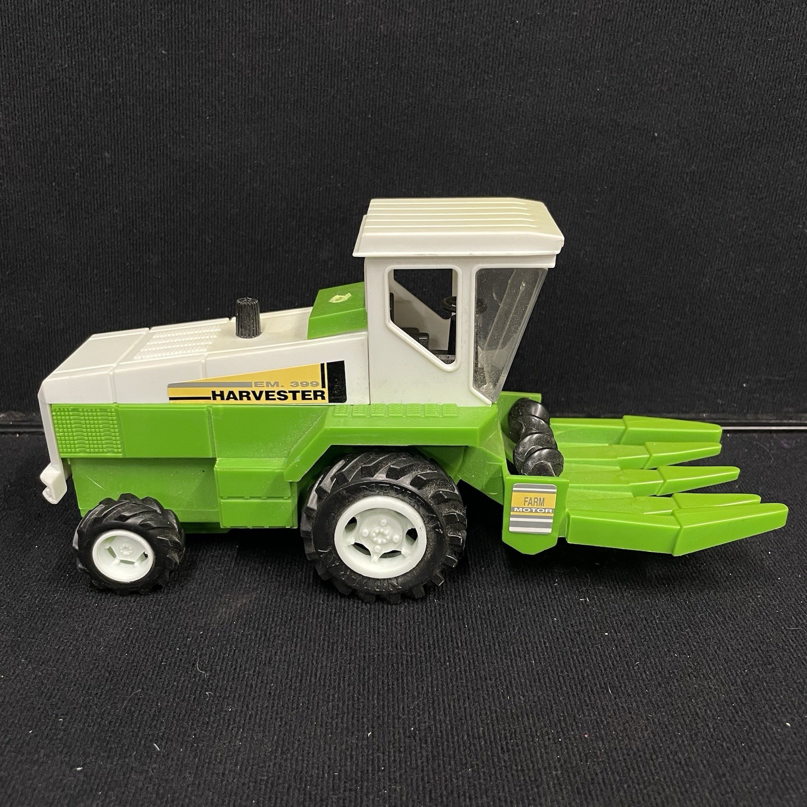 New Ray EM 399 Harvester Toy Farm Vehicle 6" VTG 004 Damaged Parts Vintage 1999