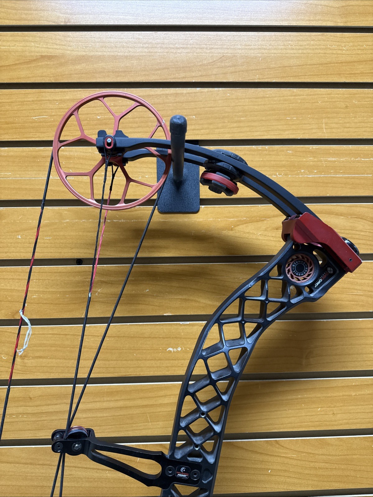 Mathews Creed RH Compound Bow - 70# Max - 28” Cam Installed - Item 6017