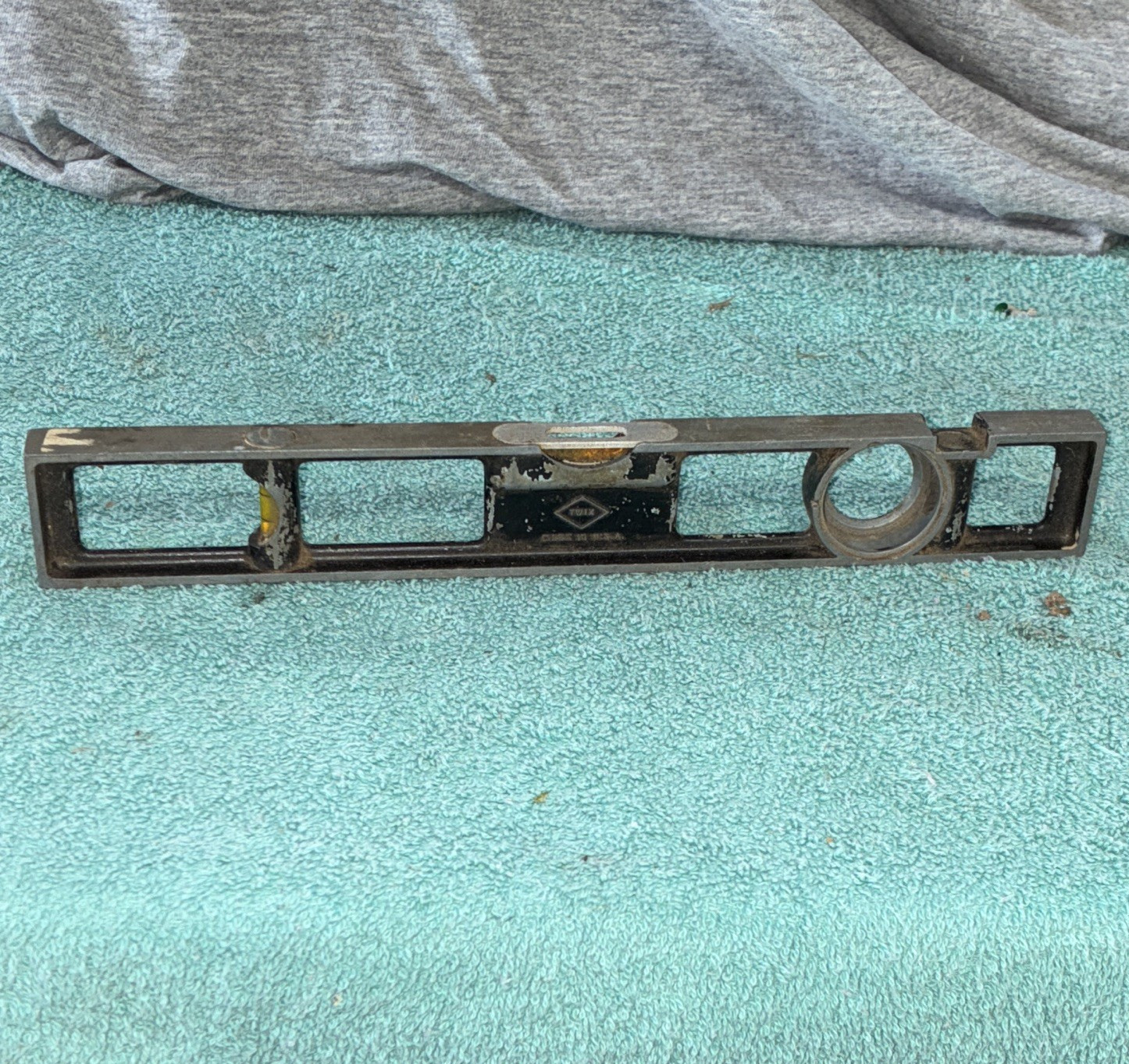 EMIX Metal Box Beam Level w/ Bull’s Eye Vial, 10 in,  1 bubble eyeglass missing