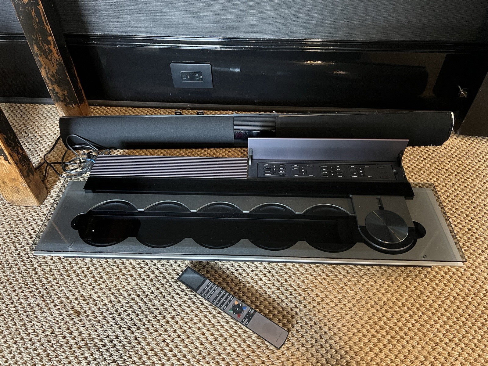 Bang & Olufsen BeoSound 9000 Home Theater System CD AUX Black with Remote.