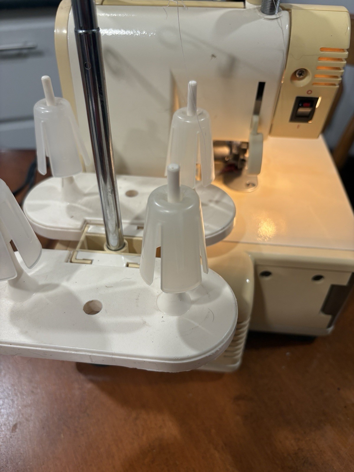 Juki MO-134 Serger Sewing Machine 4 Thread Overlock w/ Foot Pedal Tested Works