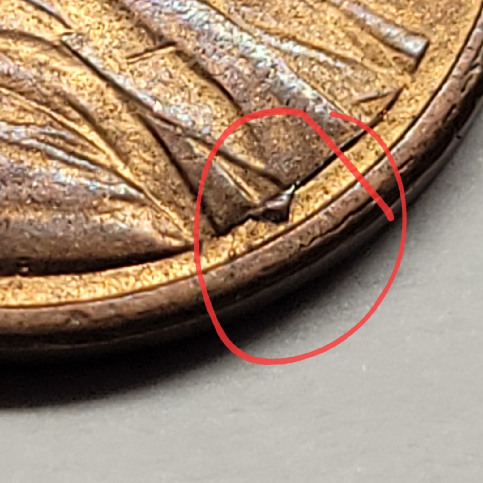 1983 LINCOLN PENNY ERROR ( die chip)24A