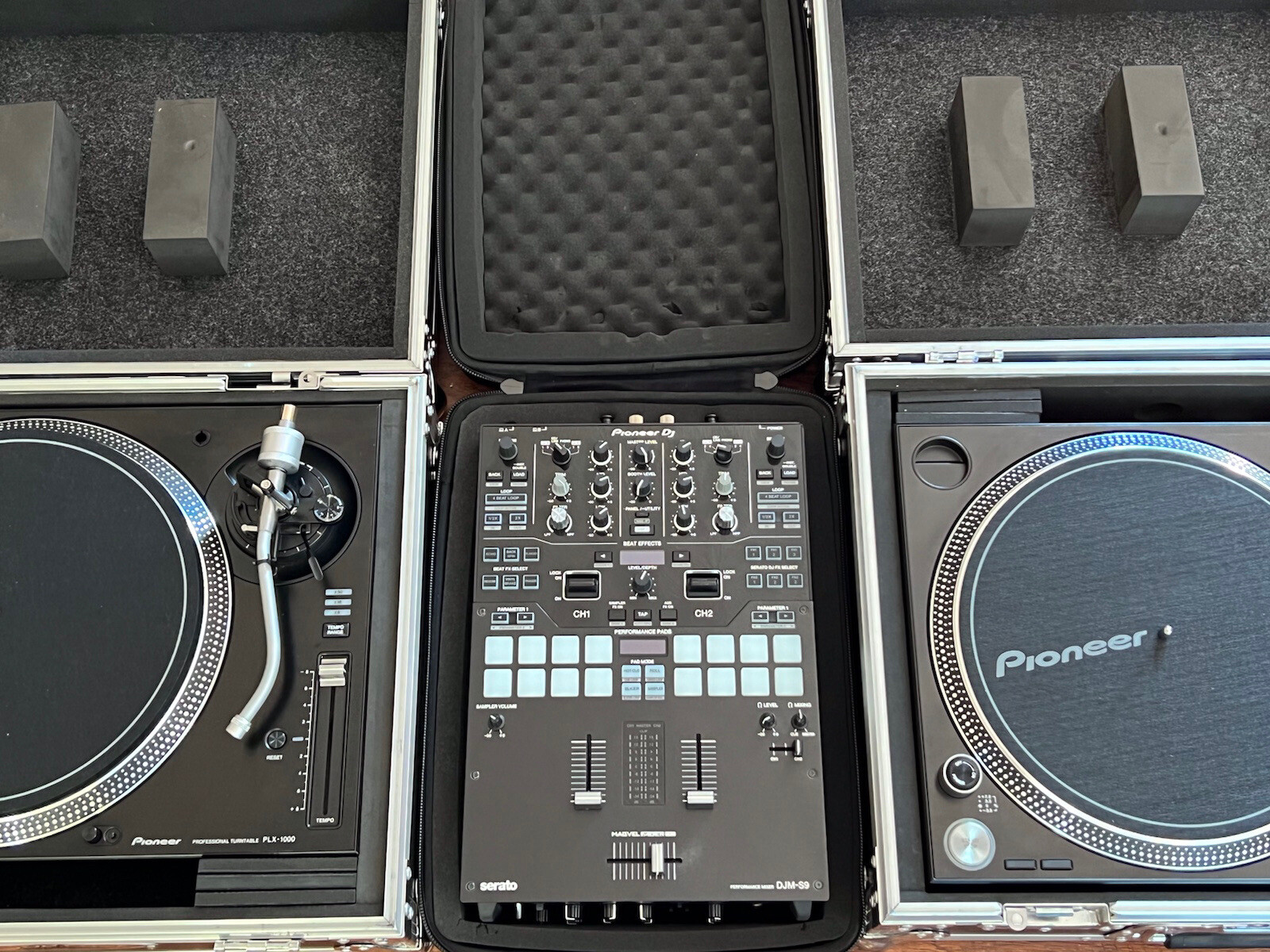 Pioneer dj mixer DJM-S9 With Two Pioneer PLX-1000 Turntables 