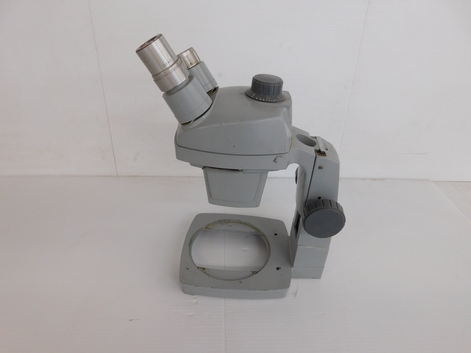 BAUSCH & LOMB 0.7X-3X MICROSCOPE WITH ONE 10XWF EYEPIECE (BSJ78)