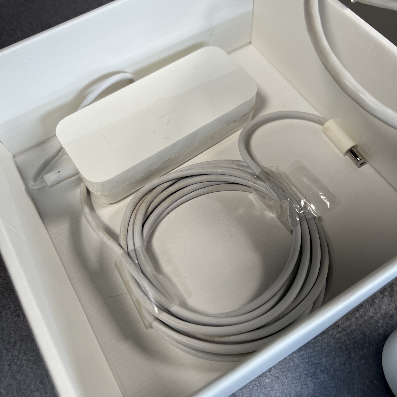 Apple Router (MD031LLA) Used -Good