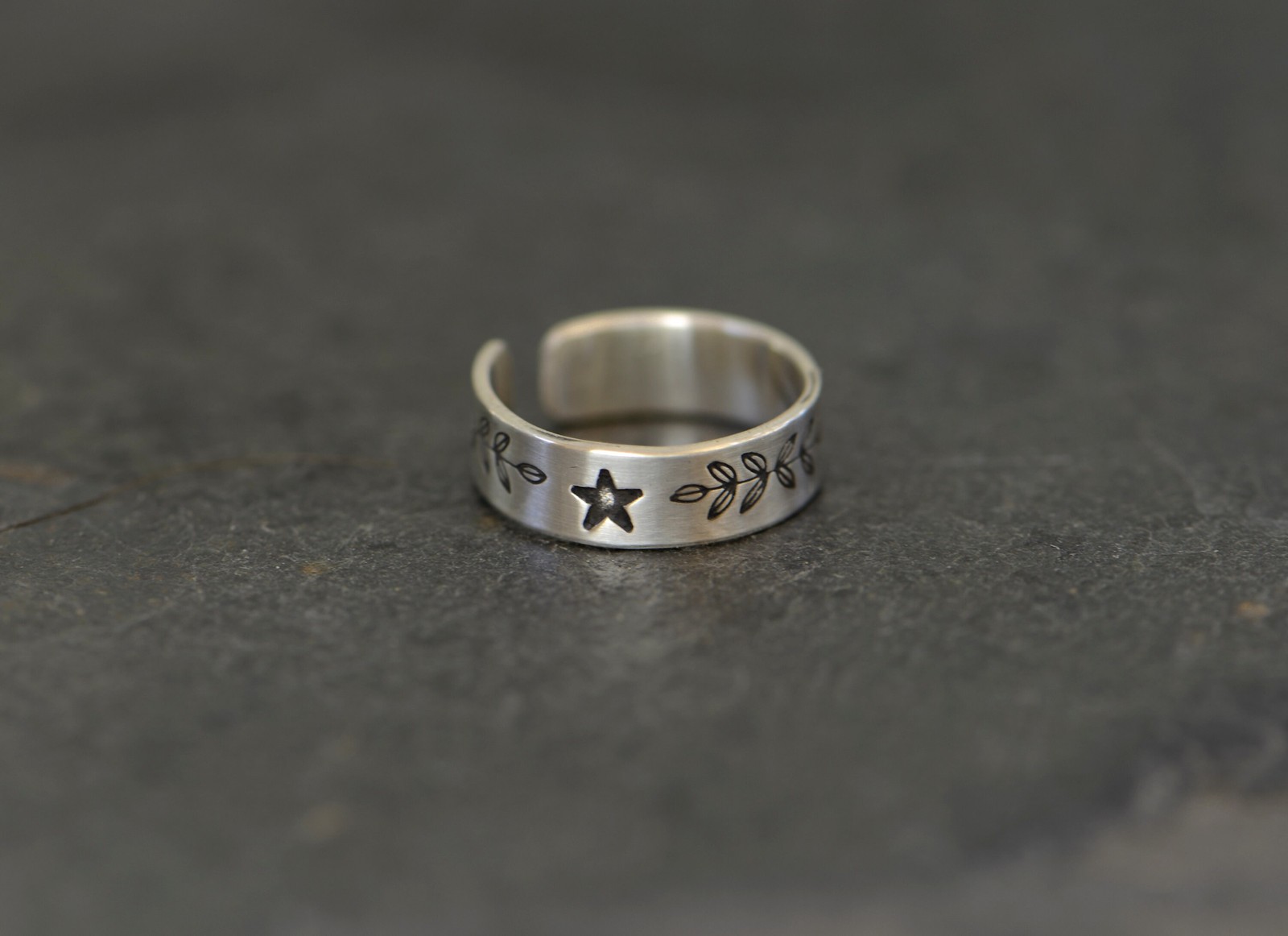 Sterling silver toe ring - midi ring or pinky ring with leaves
