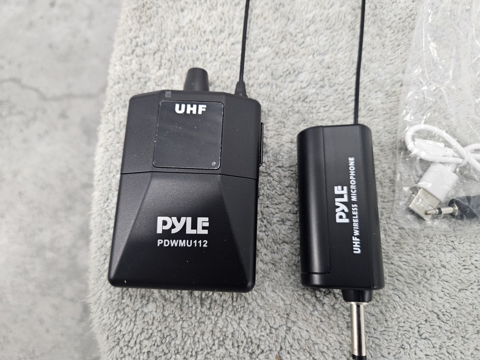 Pyle UHF Wireless Microphone System Kit LED Digital Display Screens PDWMU112