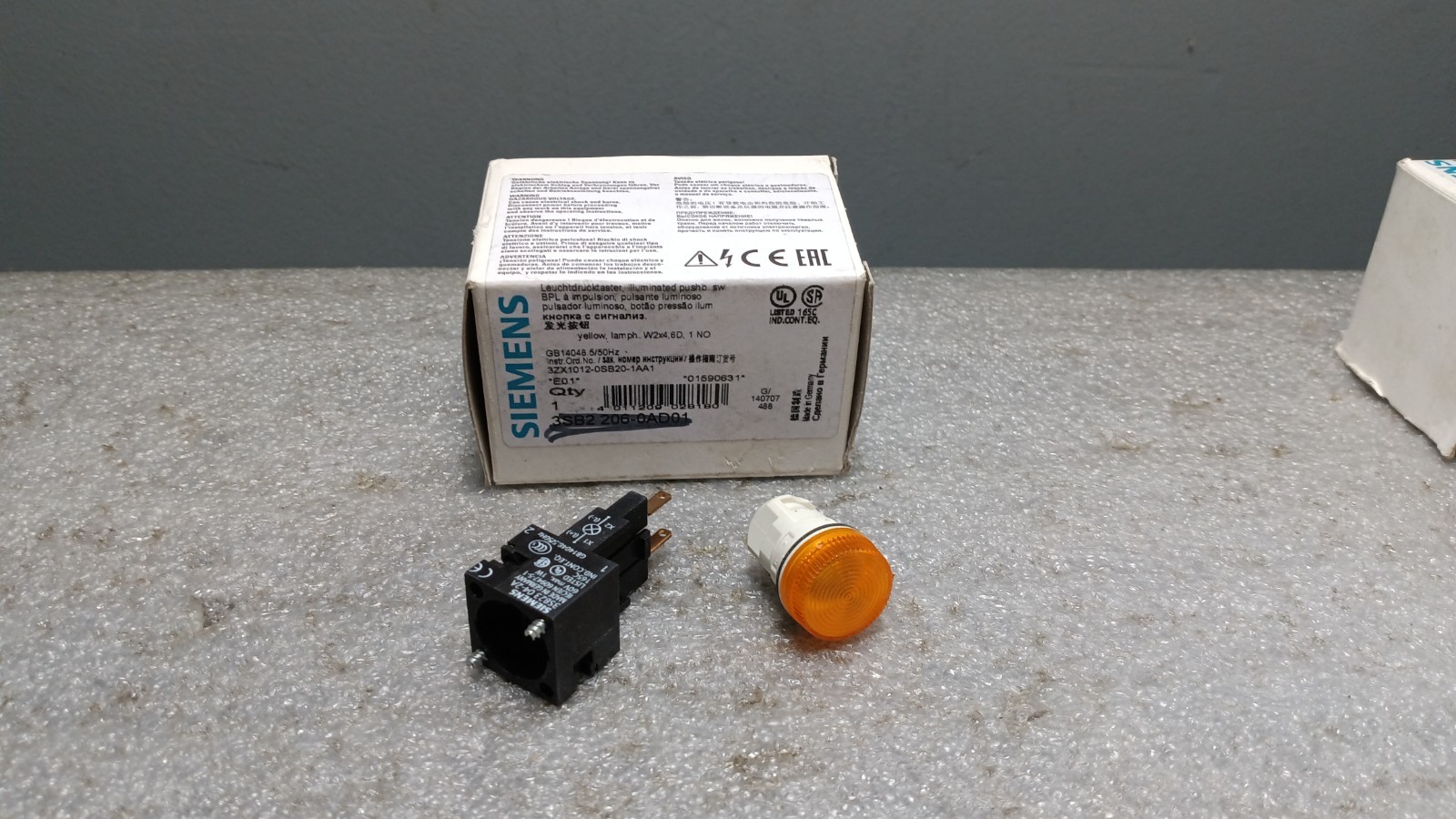 NEW SIEMENS ORANGE BUTTON 3SB2206-0AD01 / 3SB22060AD01