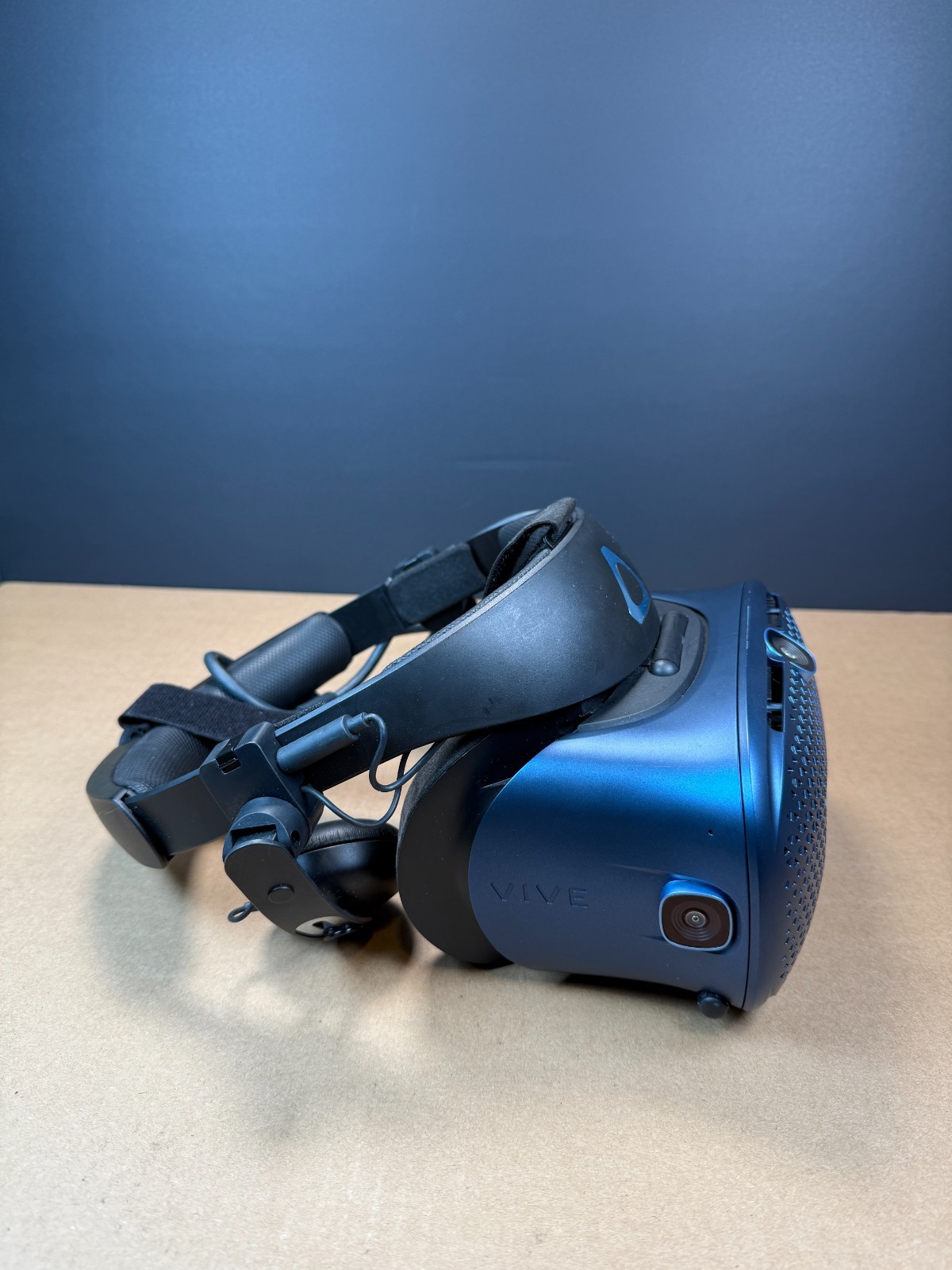 HTC Vive Cosmos VR Headset 2Q2R100 With Controllers Ships Fast!!!