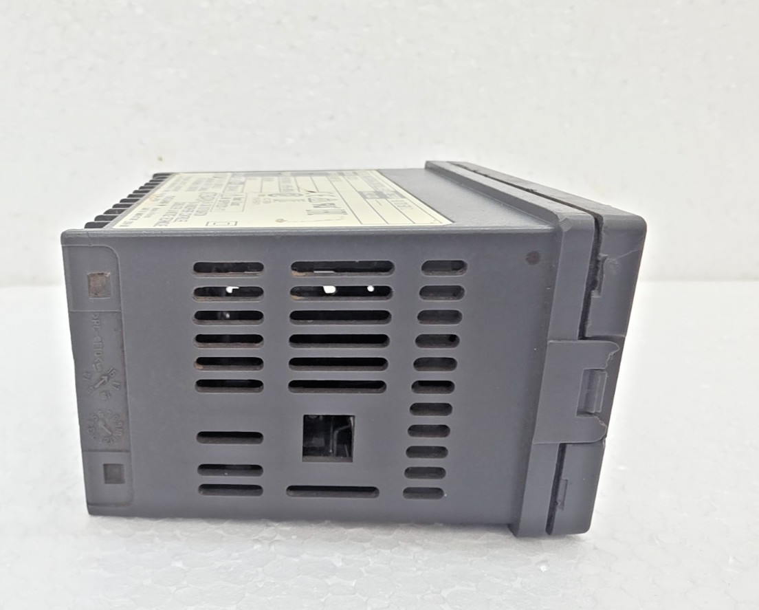 Yokogawa UT32A-000-11-00 Digital Indicating Controller