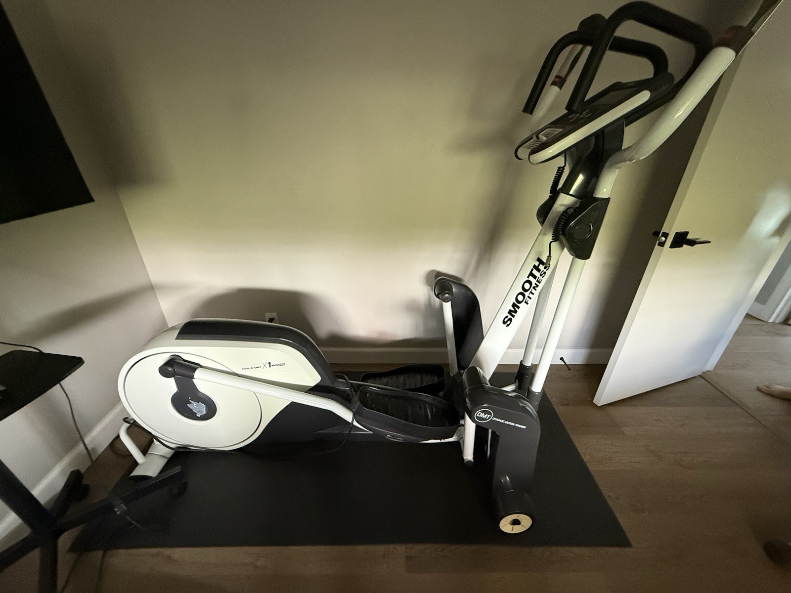 Smooth Fitness Agile DMT X1 Elliptical w/ Fan, Magnetic/Electronic, 300 lb