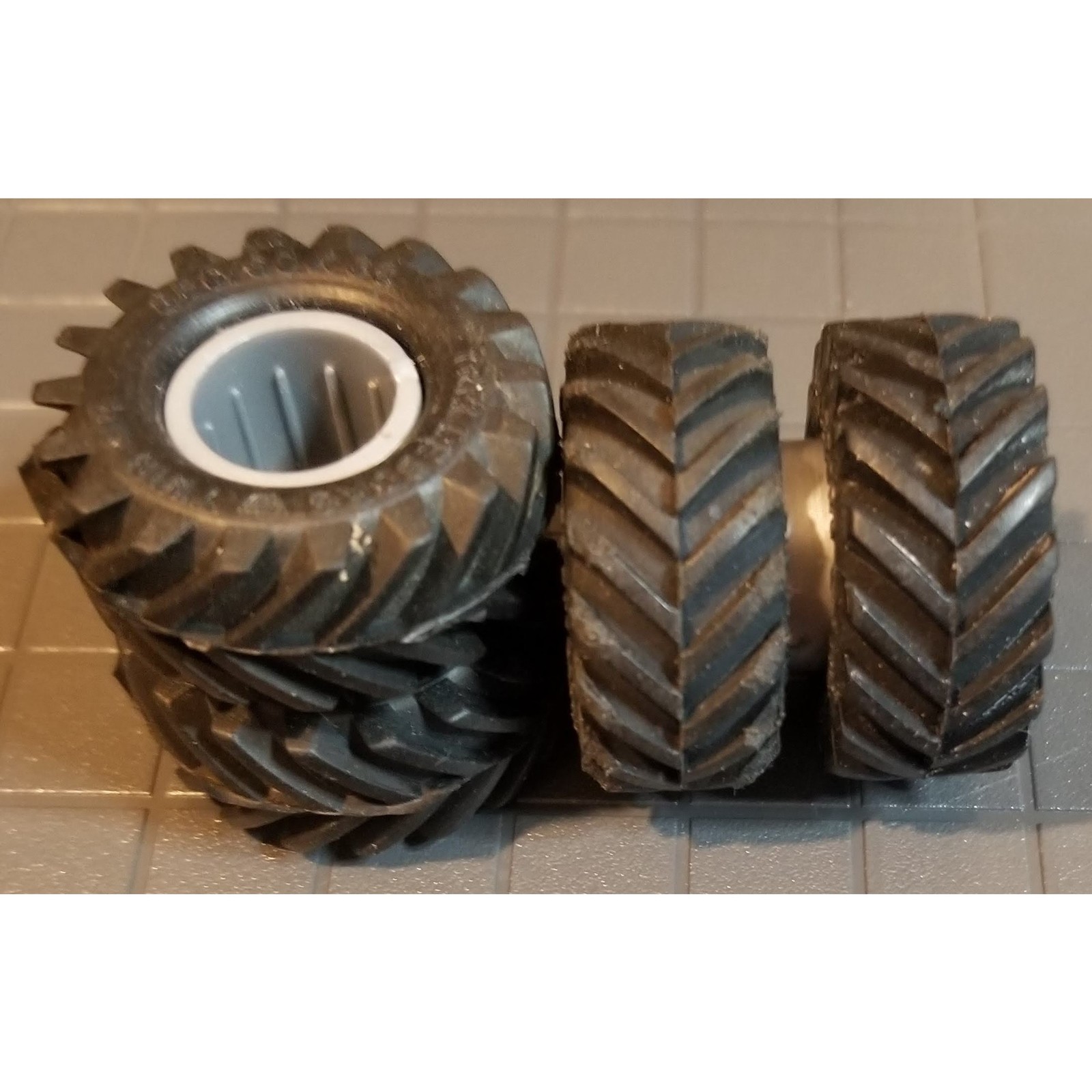 1/64 Standi Toys Pair of Dual 850/60-38 Tires with Silver Rims