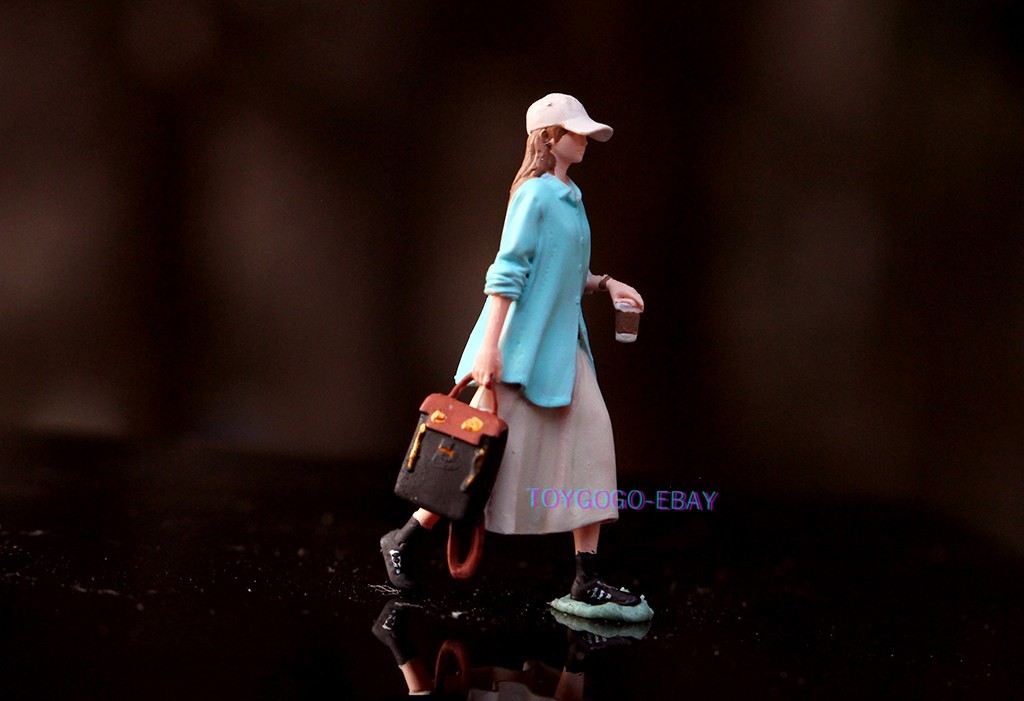 TOY 1/64 lovely fashion girl SHOPPING  DRINKING fit 1:64 car street diorama BLUE