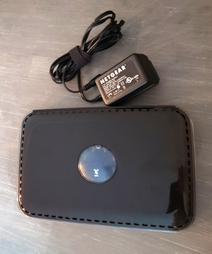 NETGEAR WNDR3300 Dual-Band Wireless N Router, powers on