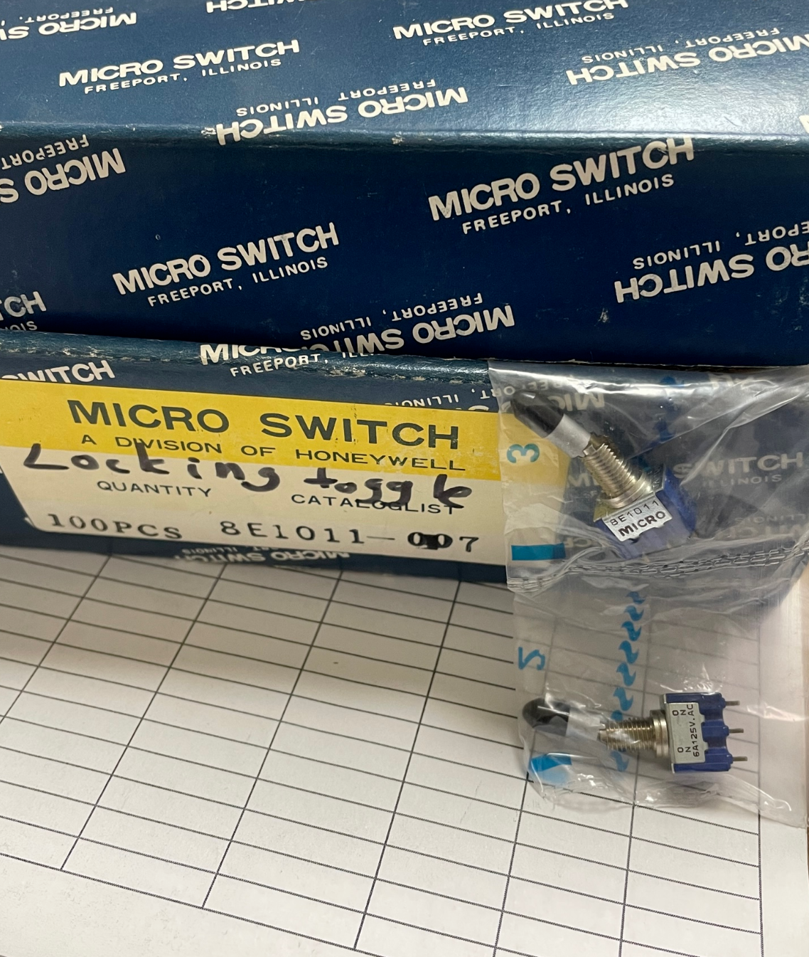 MICRO SWITCH 8E1011 ON-ON LOCKING MINI TOGGLE NOS*