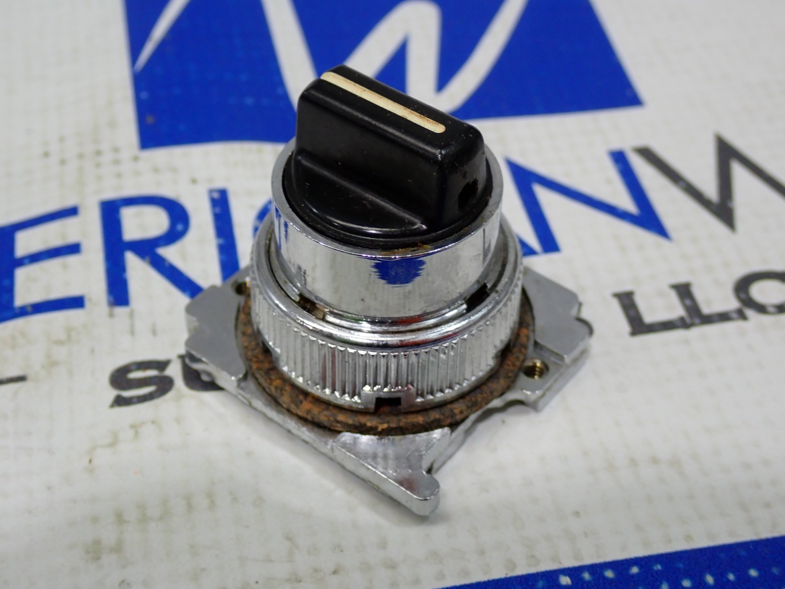 Cutler Hammer 10250T1352 3 POS Selector Switch Operator Lft Maintain RT spring