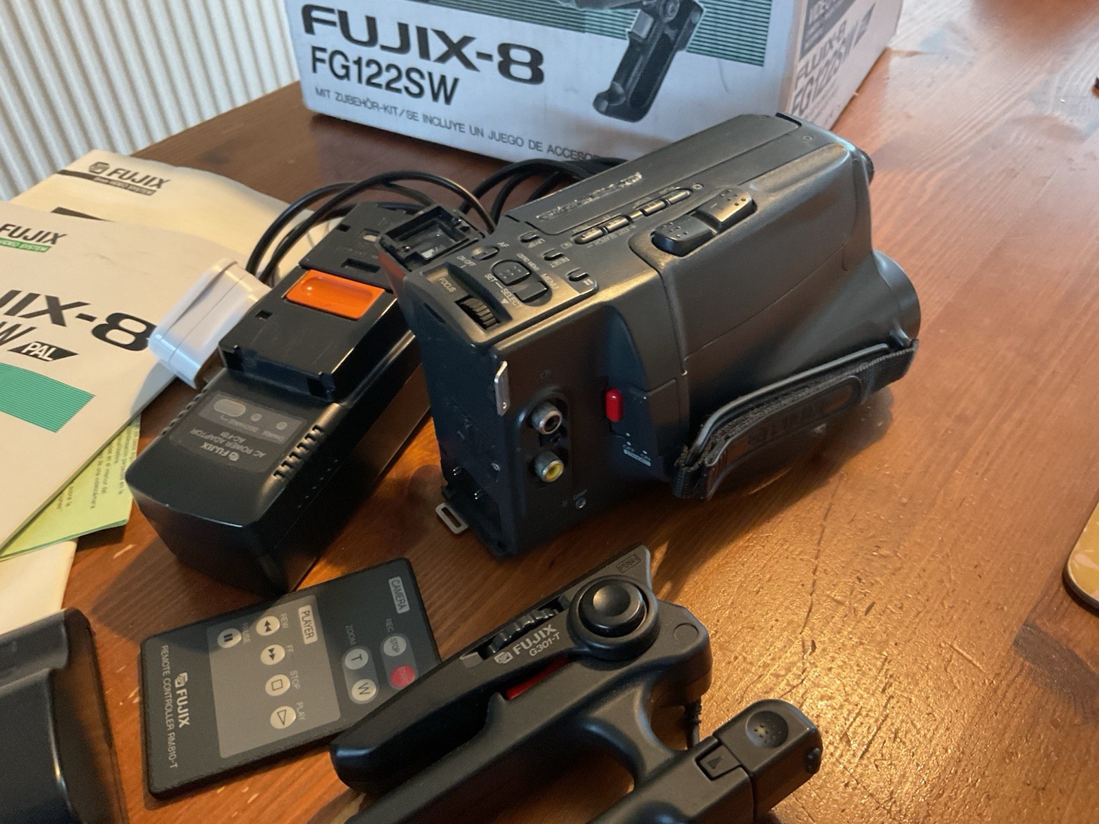 Fuji FG122SW | Video8 camcorder with box and accessories (tested - needs repair)