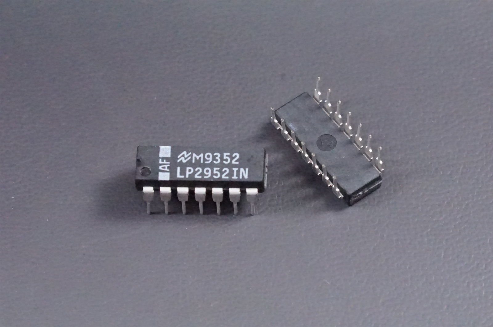Lot of 2 LP2952IN National Semi LDO Voltage Regulator Pos Adj 1.23V 29V 14-PDIP