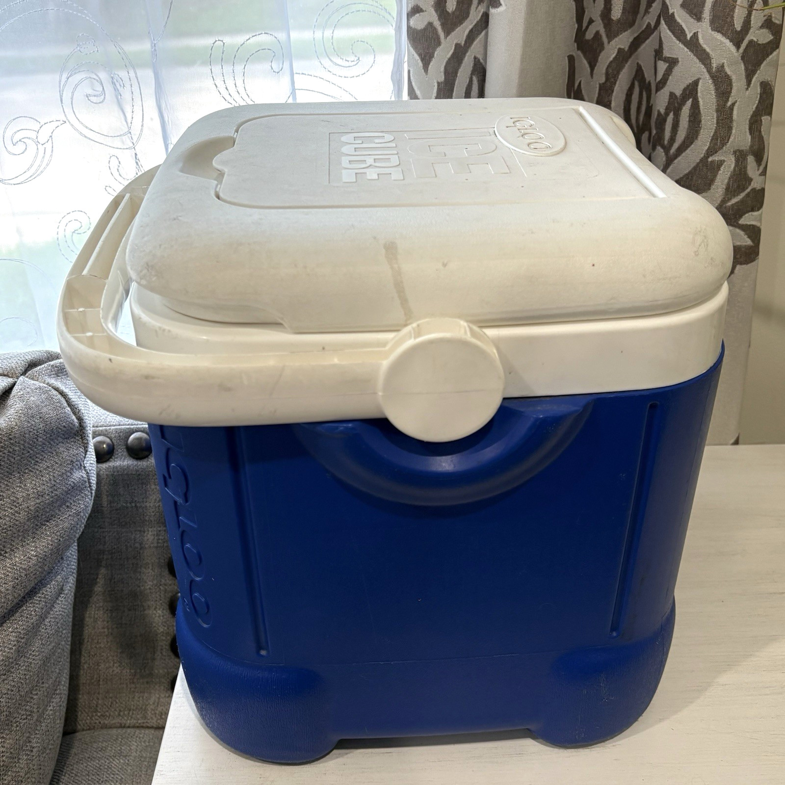 Igloo Ice Cube 12 Quart 14 Can Plastic Cooler Blue White Top Compartment Handle