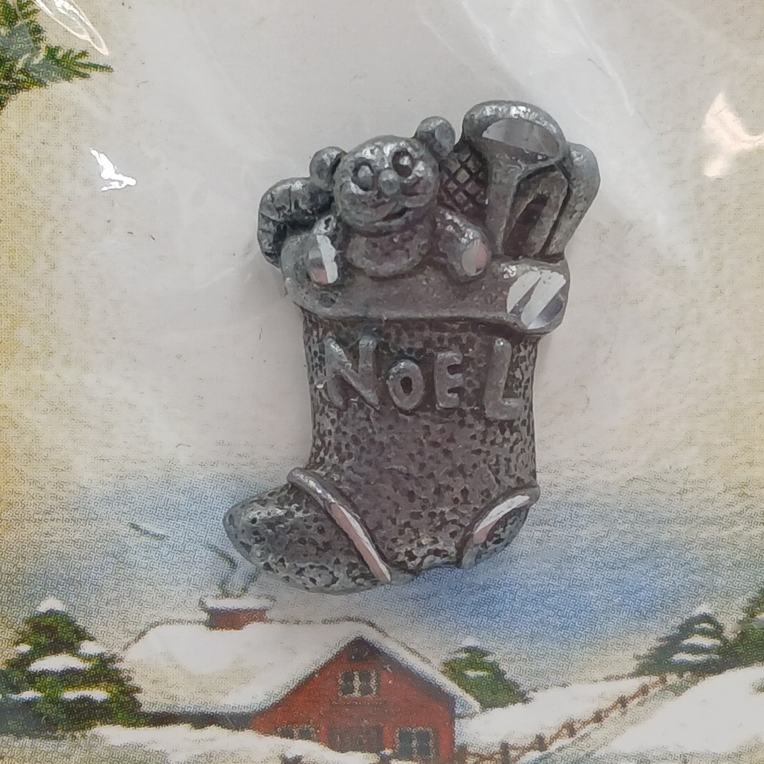 Christmas Holiday Lapel Pin - Noel Stocking