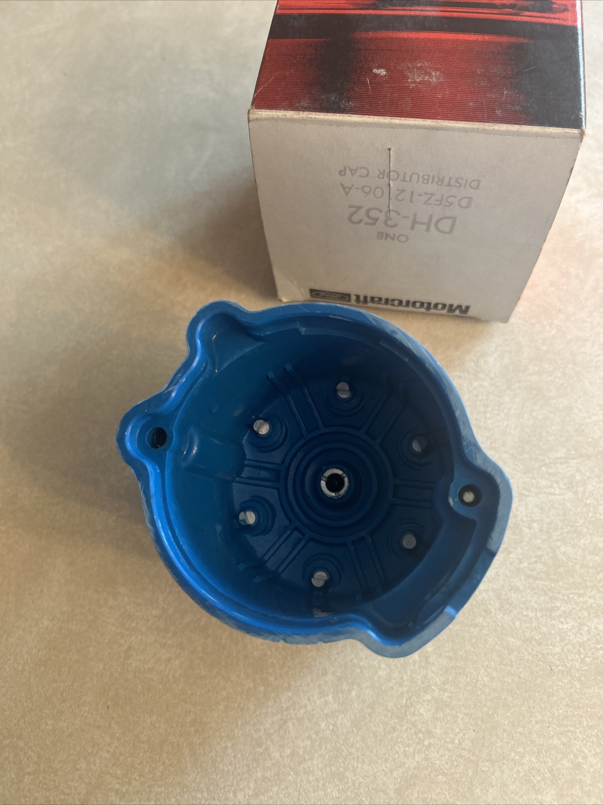 NOS Motorcraft DH-352 Distributor Cap - New Old Stock D5FZ-12106-A