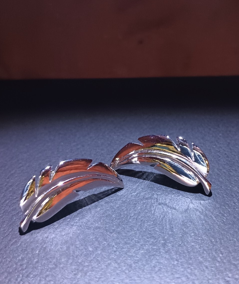 Charming Signed TRIFARI Clip-On Feather Earrings Silver Tone EXCELLENT CONDITION