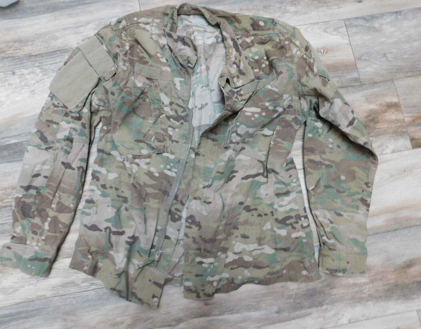 US ARMY  MULTICAM FLAME RESISTANT TOP COAT SIZE MEDIUM - REG