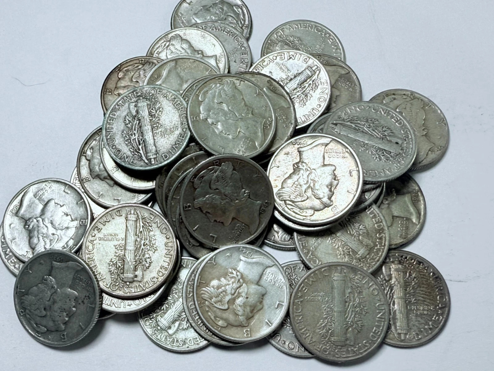 ONE Mercury Silver Dime 1935 - 1945 PDS in Extra Fine XF condition