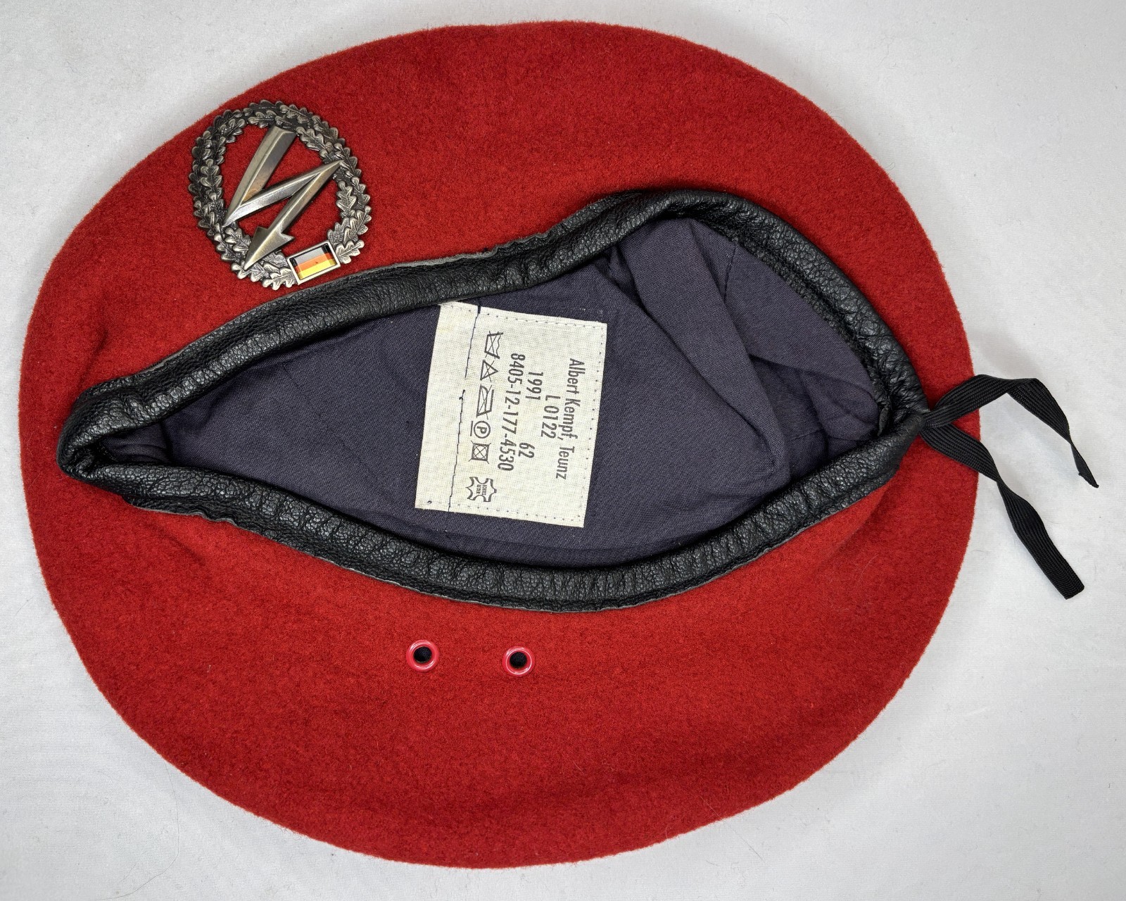 Bundeswehr Red BERET Signals Corps Sz 62 German Army w/ Insignia BADGE BW BRD