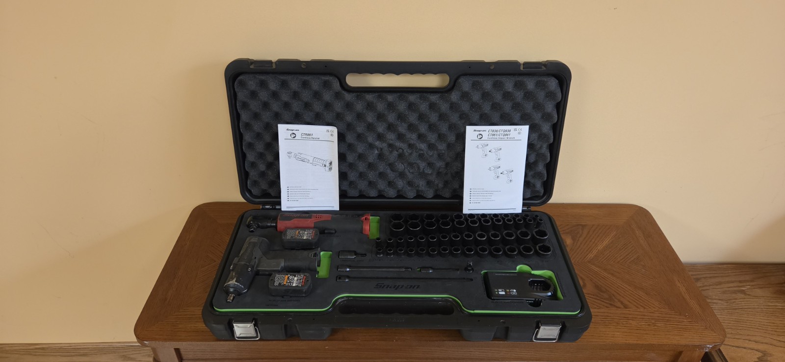 Snap On 62 Pc 3/8” Drive Cordless Impact & Ratchet With Socket Set (262CTSS01FG)