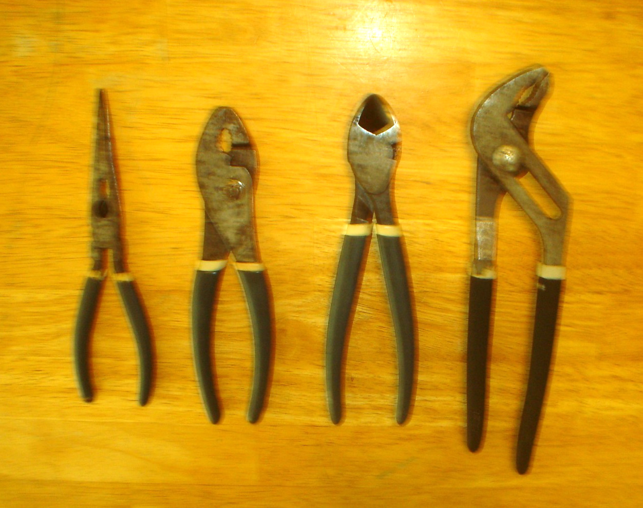 Case IH 4-Piece Pliers / Wire Cutters Set