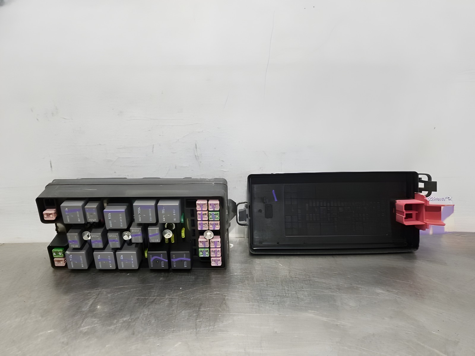 2005-2006 Ford Mustang Engine Fuse Box OEM